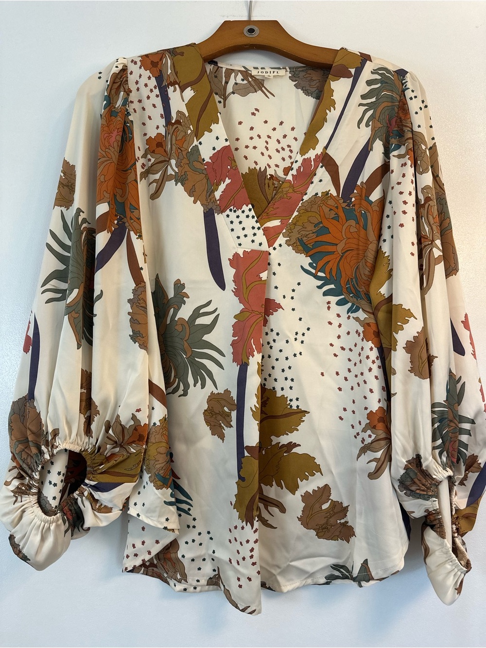 JODIFL Cream Floral V-Neck Balloon Sleeve Blouse